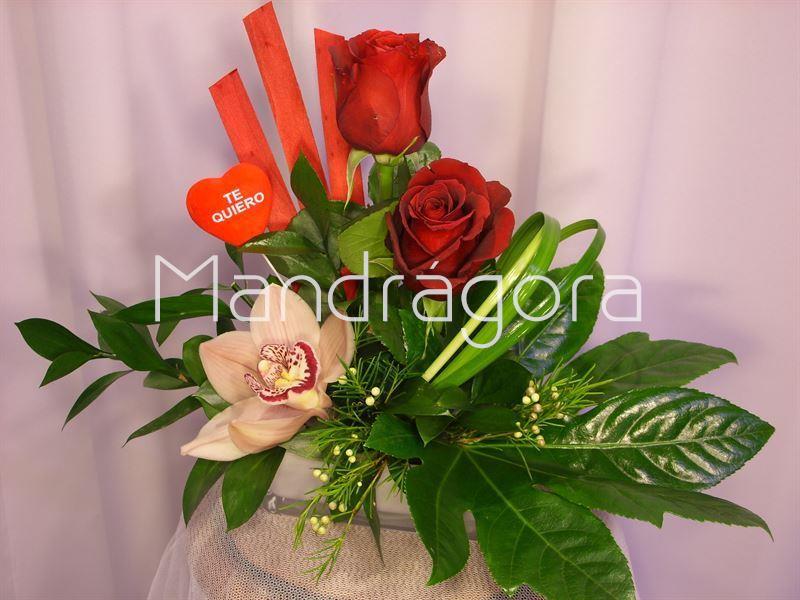 Centro con rosas rojas y orquidea - Imagen 1