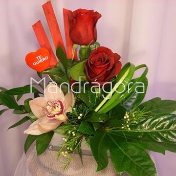 Centro con rosas rojas y orquidea - Imagen 1