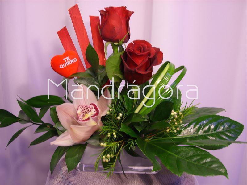 Centro con rosas rojas y orquidea - Imagen 2