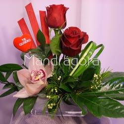 Centro con rosas rojas y orquidea - Imagen 2