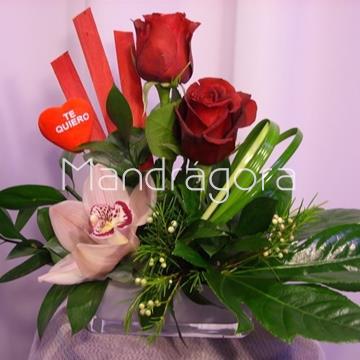 Centro con rosas rojas y orquidea - Imagen 2