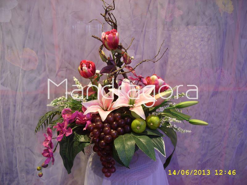 Centro de flores artificiales con frutas - Imagen 1