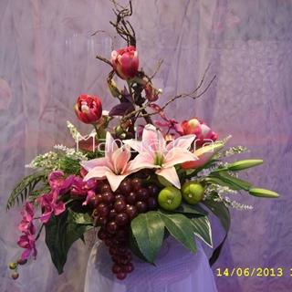 Centro de flores artificiales con frutas - Imagen 1