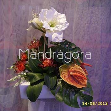 Centro de mesa de flores artificiales con amaryllis y anthurium - Imagen 1