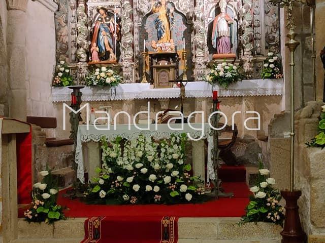 Decoración Altar en Santa María - Imagen 1