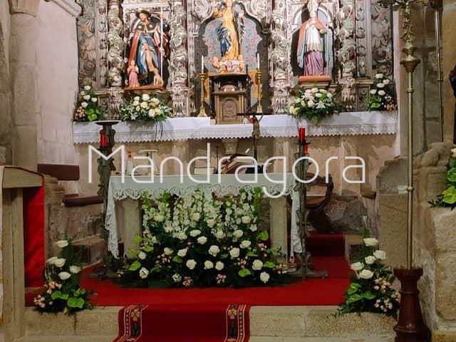 Decoración Altar en Santa María - Imagen 1