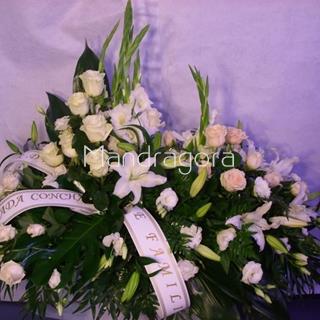 Ramo de flores de defunción con rosas - Imagen 1