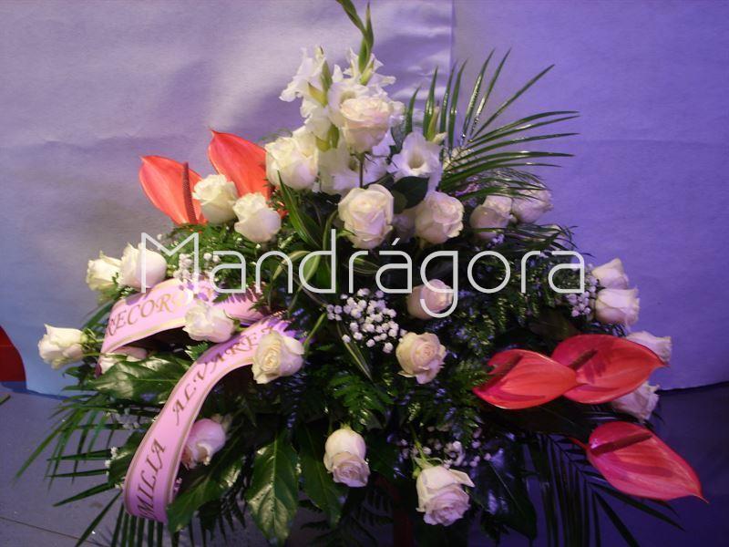 Ramo de flores de defunción de flor variada - Imagen 2