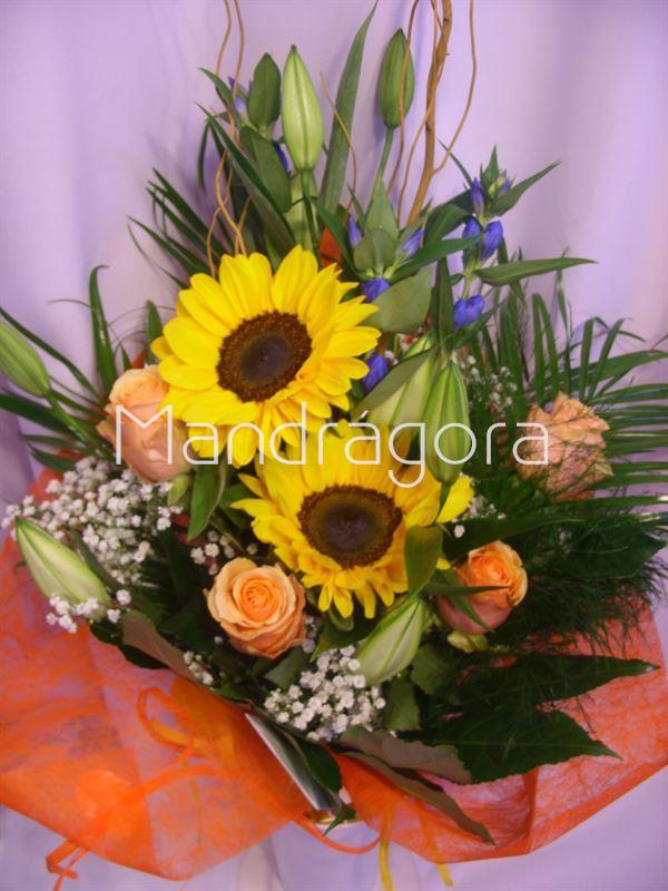 Ramo de flores variadas con girasoles - Imagen 1