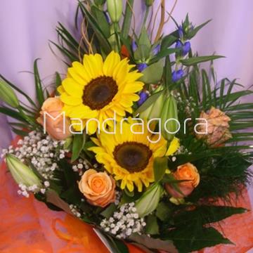 Ramo de flores variadas con girasoles - Imagen 1