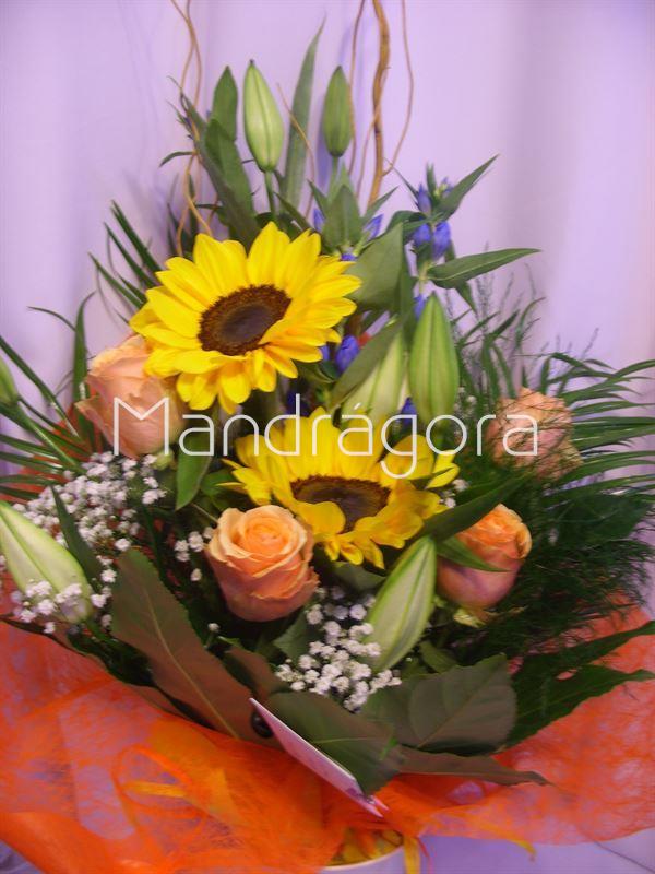 Ramo de flores variadas con girasoles - Imagen 2