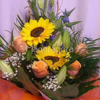 Ramo de flores variadas con girasoles - Imagen 2