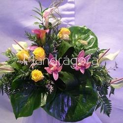 Ramo de flores variadas y rosas - Imagen 1