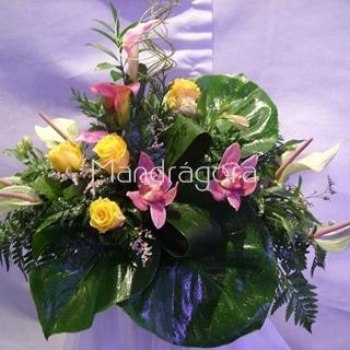 Ramo de flores variadas y rosas - Imagen 1