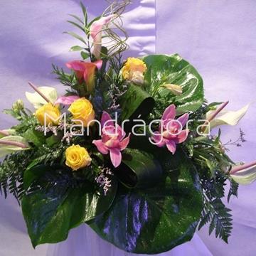 Ramo de flores variadas y rosas - Imagen 1